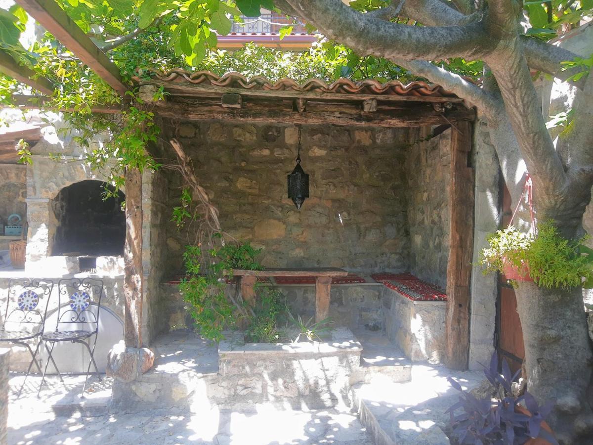 Sea-side Old Stone With A Private Garden Vila