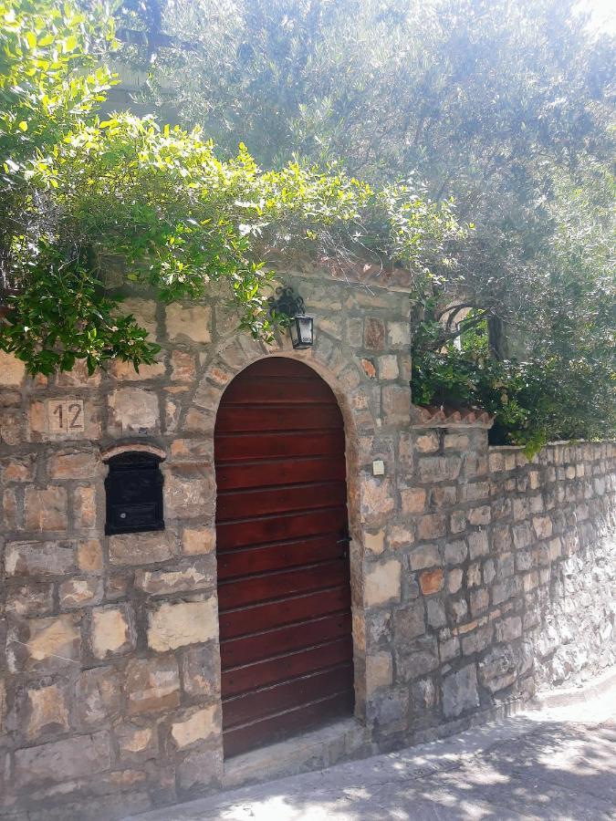 Sea-side Old Stone With A Private Garden Vila *