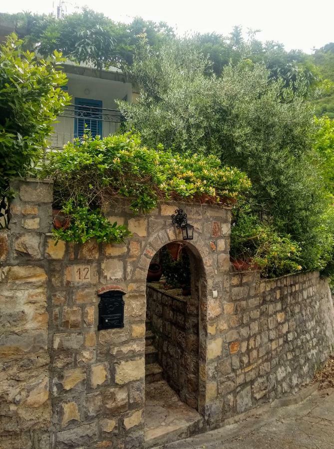 Sea-side Old Stone With A Private Garden Vila Budva
