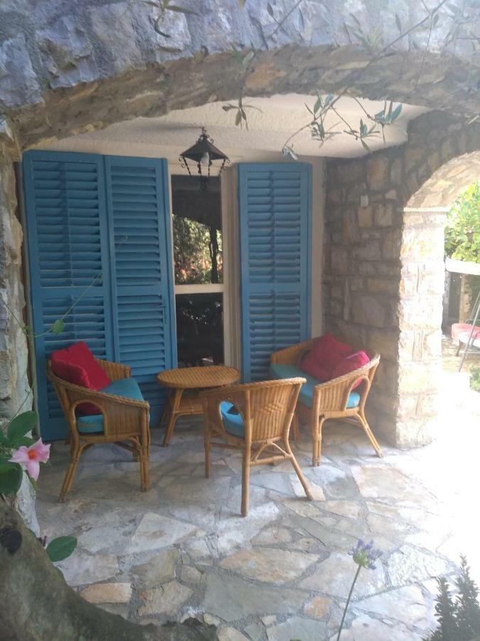 Sea-side Old Stone With A Private Garden Vila
