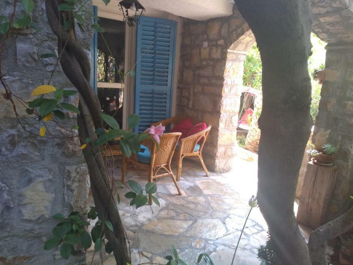 Sea-side Old Stone With A Private Garden Vila *